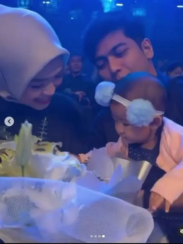 6 Potret Ria Ricis Terima Piala sebagai Women Of Influence, Penuh Rasa Bangga