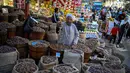Penjual kurma menunggu pelanggan di pasar, distrik Sayyida Zeinab, pusat kota Kairo, pada Kamis 12 Februari 2026. Umat muslim di berbagai negara bersiap menyambut datangnya bulan suci Ramadan. (Khaled DESOUKI/AFP)