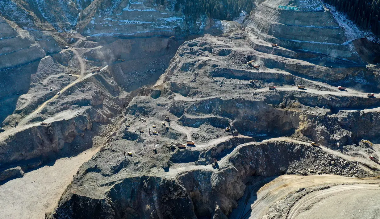 Foto dari udara ini menunjukkan lokasi pembangunan Stasiun Pembangkit Listrik Tenaga Pompa Fukang di Kota Fukang, Daerah Otonom Uighur Xinjiang, China, 15 Oktober 2020. Stasiun itu merupakan stasiun pembangkit listrik tenaga pompa pertama yang sedang dibangun di Xinjiang. (Xinhua/Ding Lei)