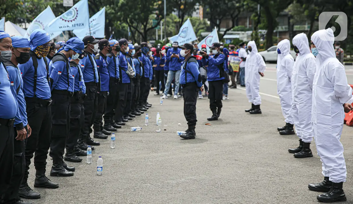 Massa buruh gabungan saat menggelar aksi di kawasan Patung Arjuna Wijaya, Jakarta, Kamis (25/11/2021). Dalam aksinya, ratusan buruh tersebut menuntut pembatalan Omnibus Law Undang-Undang Cipta Kerja dan kenaikan upah 2022. (Liputan6.com/Faizal Fanani)