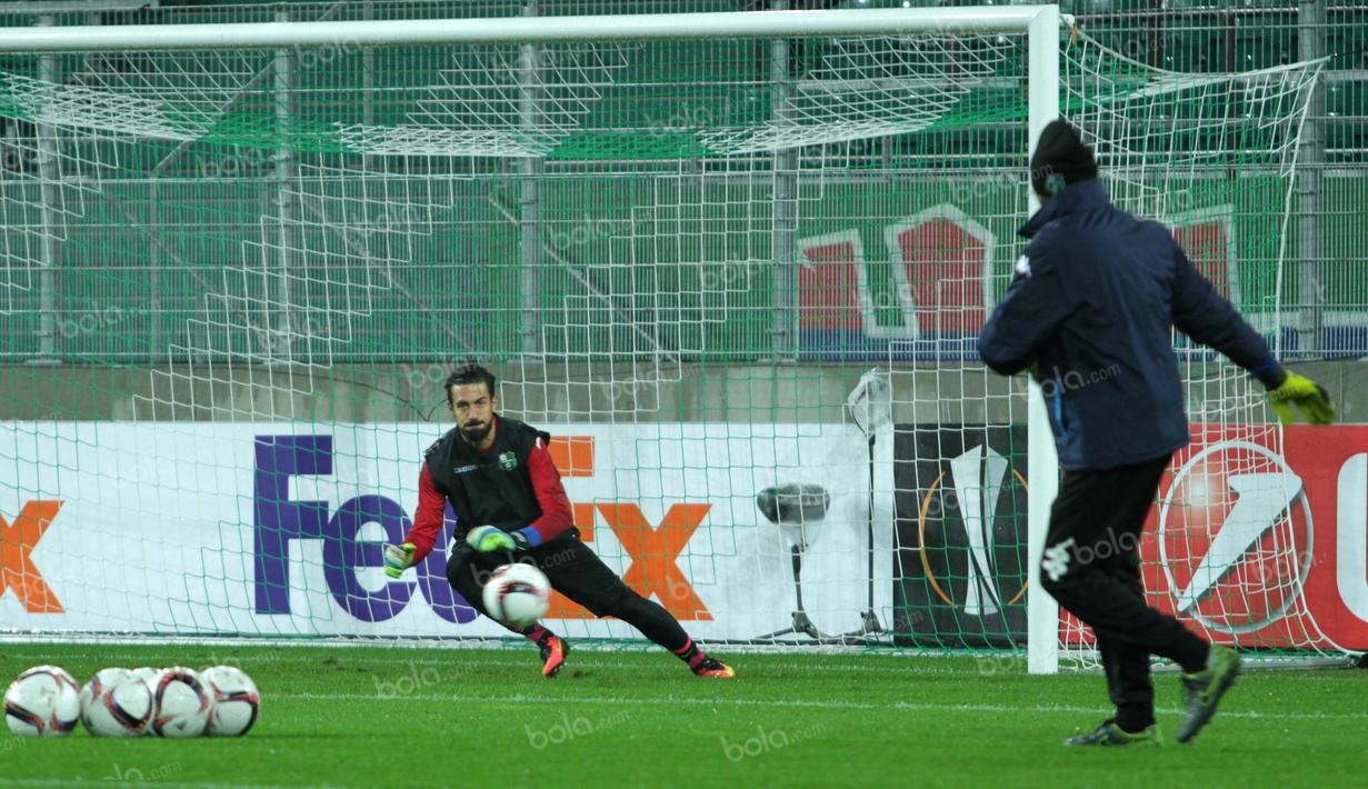 Kiper Sassoulo mendapat porsi latihan terpisah di Stadion Allianz, Rabu (19/10/2016) malam waktu setempat. (Bola.com/Reza Khomaini)