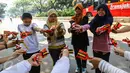 Sejumlah anak muda yang tergabung dalam komunitas Hyakka Ryouran membentuk lingkaran dengan alat musik asal Jepang, Naruko, di kawasan Senayan, Jakarta, Minggu (24/7). Naruko dipergunakan saat mengiringi Tarian Yosakoi. (Liputan6.com/Fery Pradolo)