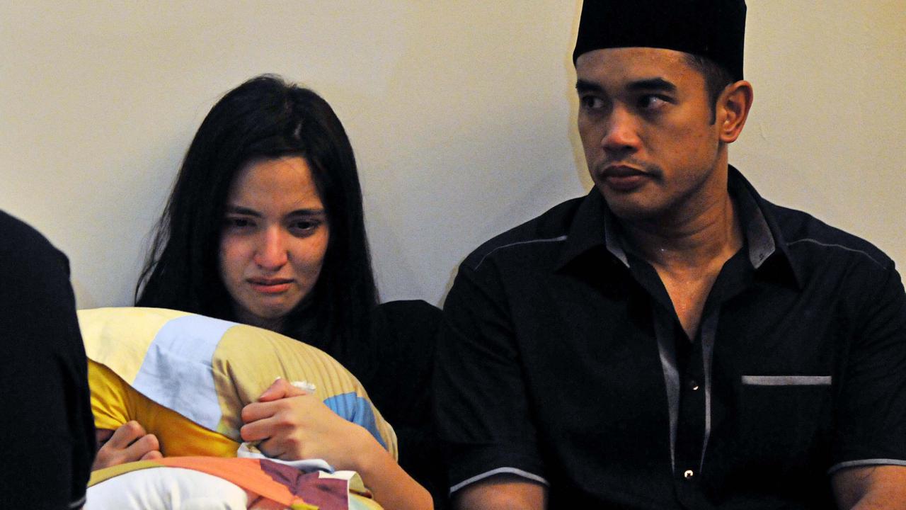 [FOTO] Nia Ramadhani Larut Dalam Kesedihan