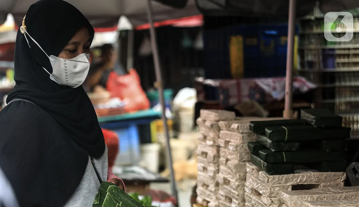 Warga membeli tempe di Pasar Kebayoran Lama, Jakarta, Selasa (15/2/2022). Ketua Umum Gabungan Koperasi Produsen Tempe Tahu (Gakoptindo) Aip Syarifuddin menyatakan akan mogok produksi tempe tahu yang akan dilakukan mulai 21-23 Februari 2022. (Liputan6.com/Johan Tallo)