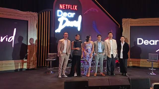 Content Lead Netflix Indonesia Rsli Eddy, Caitlyn Lewis, Shenina Cinnamon, Emir mahira, Lucky Kuswandi, dan Muhammad Zaidy di konferensi pers film Dear David, Rabu (8/2/2023). (Foto: Lanny Kusuma/Fimela)
