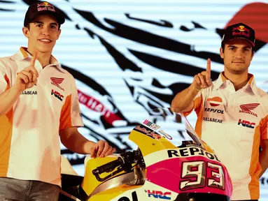 Dua pembalap MotoGP, Marc Marquez bersama Dani Pedrosa berpose di samping moto GP 2017 RC213V yang resmi diluncurkan  di Jakarta, Jumat (3/2). Motor tersebut terinspirasi dari motor balap Honda di MotoGP. (Liputan6.com/Faizal Fanani)