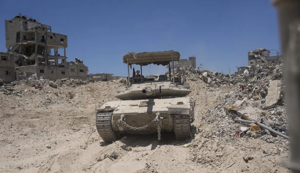 Militer Israel mengundang para wartawan masuk ke Rafah pada hari Rabu, yang merupakan pertama kalinya media internasional mengunjungi kota paling selatan Gaza itu sejak diserbu pada 6 Mei lalu. (AP Photo/Ohad Zwigenberg, Pool)