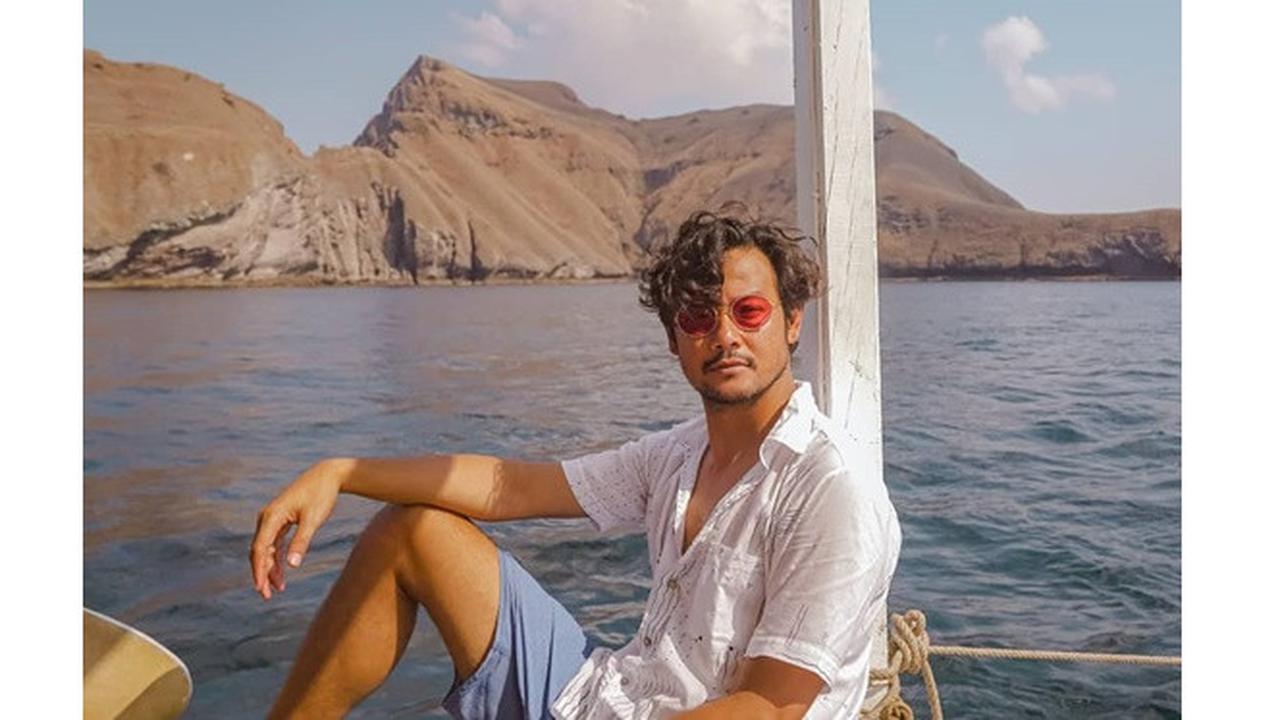 6 Gaya Liburan Dwi Sasono di Labuan Bajo, Seru Bareng Keluarga