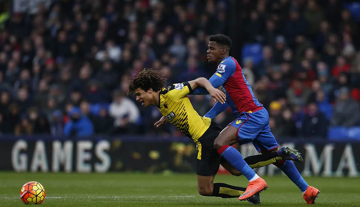 Striker Crystal Palace, Wilfried Zaha, berebut bola dengan bek Watford, Nathan Ake, pada laga Liga Inggris di Stadion Selhurst Park, Inggris, Sabtu (13/2/2016). Crystal Palace takluk 1-2 dari Watford. (AFP/Ian Kington)