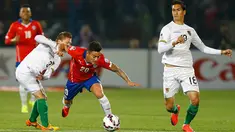Duel panas terjadi antara Chile melawan Bolivia pada pertandingan terakhir babak penyisihan grup A Copa Amerika 2015 di Estadio Nacional, Santiago, Chile, (20/6/2015). Chile menang telak 5-0 atas Bolivia. (REUTERS/Ivan Alvarado)
