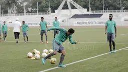 Benny Wahyudi beraksi saat latihan bersama  pemain Timnas Indonesia di Stadion Rizal Memorial Commissions, Manila, (23/11/2016).  (Bola.com/Nicklas Hanoatubun)