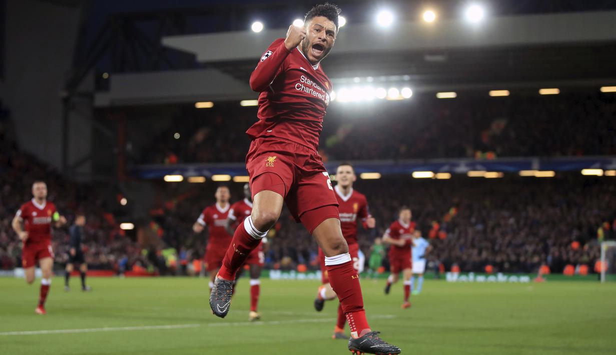 Pemain Liverpool, Alex Oxlade-Chamberlain mencetak satu gol indah ke gawang Manchester City pada leg pertama perempat final Liga Champions 2017/2018 di Anfield, Liverpool, (4/4/2018). Liverpool menang 3-0. (Peter Byrne/PA via AP)
