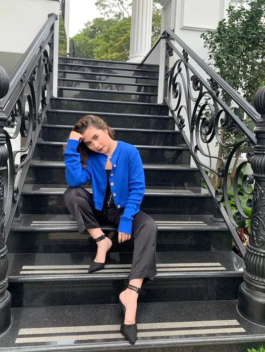 Sejak kabar putusnya dengan aktor tampan Maxime Bouttier, Prilly Latuconsina memang belum lagi terlihat memiliki kekasih. Ia mengakui bahwa dirinya masih betah dan senang dengan status jomblonya. (Instagram/prillylatuconsina96)