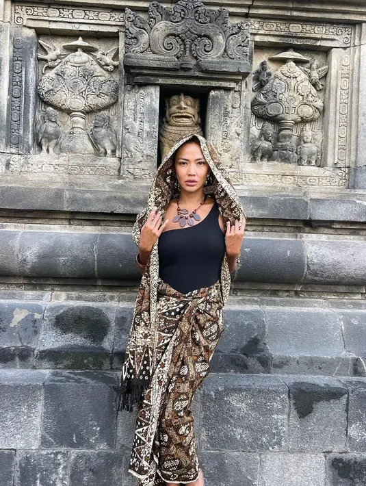 Kedua kain batik yang dikenakan Shanty dijadikan sebagai rok lilit dan selendang yang simple [@shantyofficial]
