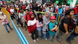 Pengunjung antre menuju Merchandise Superstore jelang Closing Ceremony Asian Games 2018 di kawasan Gelora Bung Karno, Jakarta, Minggu (2/9). Mereka rela antre untuk membeli suvenir, maskot, hingga kaus  Asian Games. (Liputan6.com/Fery Pradolo)