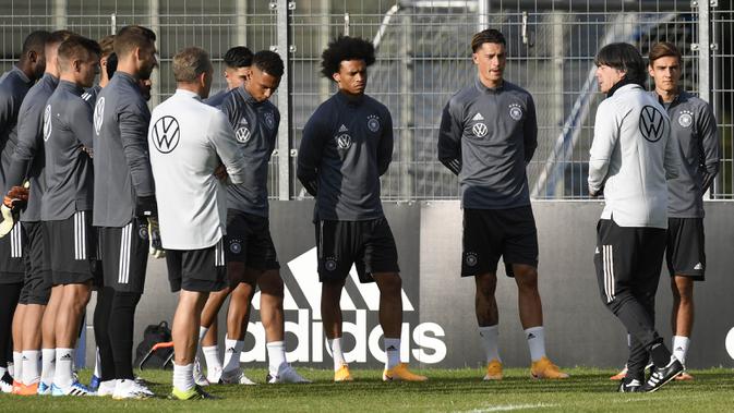 Pelatih Timnas Jerman, Joachim Loew, memimpin sesi latihan jelang laga UEFA Nations League di Stuttgart, Senin (31/8/2020). Jerman akan berhadapan dengan Spanyol. (AFP/Thomas Kienzle)