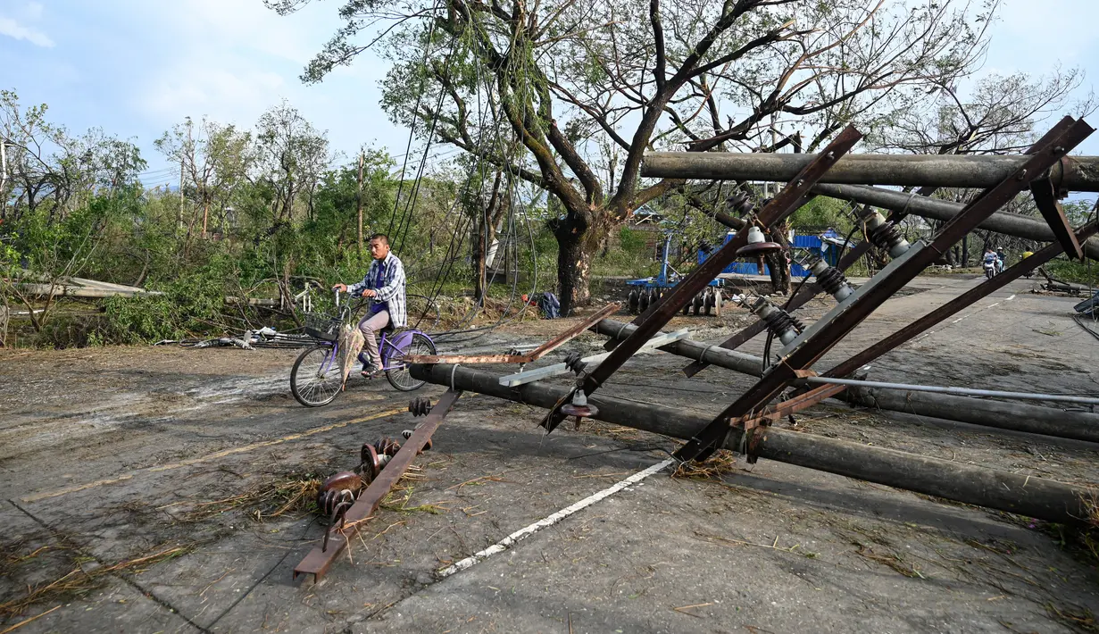 Angin topan telah menghantam pantai Bangladesh dan Myanmar dengan kekuatan badai setara kategori lima. (Photo by Sai Aung MAIN / AFP)