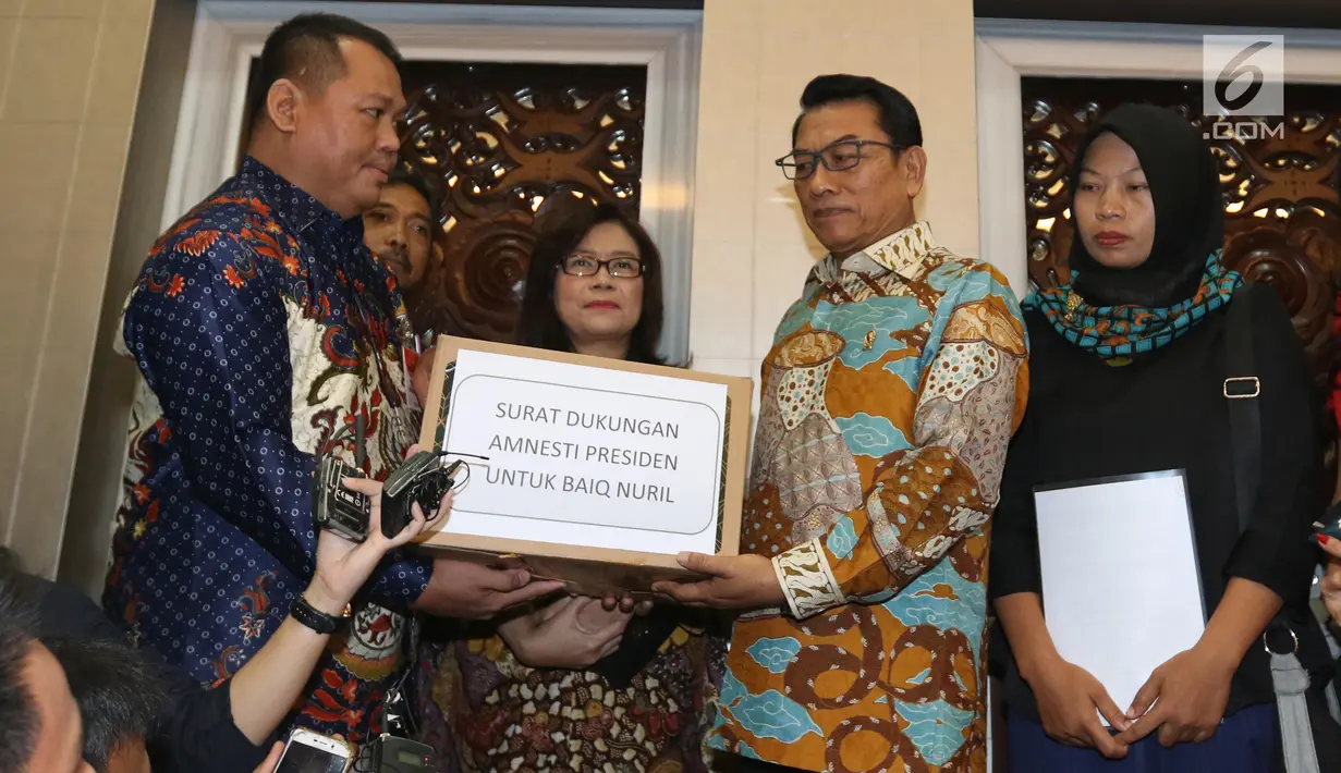 Kepala Staf Kepresidenan, Moeldoko menerima surat permohonan pemberian amnesti kepada Presiden Jokowi saat menerima kedatangan terpidana kasus pelanggaran UU Informasi dan Transaksi Elektronik (ITE), Baiq Nuril Maknun di Kompleks Istana Kepresidenan, Senin (15/7/2019). (Liputan6.com/Angga Yuniar)