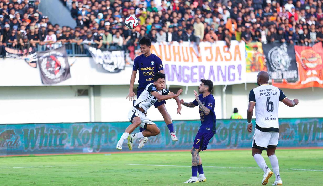 Hingga akhir pertandingan skor tidak berubah, Persija menang 2-0 atas tuan rumah Persita. Tampak dalam foto, pemain Persita, Hokky Caraka Bintang Brilliant (atas) berusaha memenangkan duel perebutan bola atas saat melawan Persija pada pertandingan pekan ke-19 BRI Super League 2025/2026 di Indomilk Arena, Tangerang, Banten, Jumat (30/1/2026). (Bola.com/M Iqbal Ichsan)