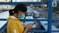 Warga melintas di JPO menuju halte transjakarta Harmoni, Jakarta, Kamis (1/10/2020). Pemberlakuan PSBB II berdampak pada menurunya pengguna transjakarta, selama dua pekan penerapan jumlah pengguna transjakarta tercatat 3.632.047. (Liputan6.com/Helmi Fithriansyah)