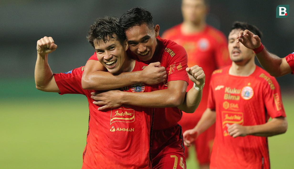 <p>Pemain Persija Jakarta, Ryo Matsumura (depan) bersama Rizky Ridho melakukan selebrasi setelah mencetak gol ke gawang Bhayangkara FC pada laga pekan ke-20 BRI Liga 1 2023/2024 di Stadion Patriot Candrabhaga, Bekasi, Senin (27/11/2023). (Bola.com/M Iqbal Ichsan)</p>