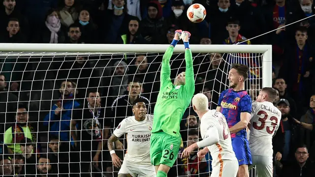 Foto: Melihat Aksi Inaki Pena, Kiper Jebolan La Masia yang Membuat Barcelona Gagal Cetak Gol ke Gawang Galatasaray