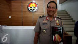 Kabagpenum Polri Brigjen Rikwanto menunjukkan buku Jokowi Undercover di Kadivhumas Polri, Jakarta, Selasa (3/1). Dalam keterangan persnya Bareskrim Polri menangkap Bambang Tri Mulyono, penulis buku Jokowi Undercover. (Liputan6.com/Johan Tallo)