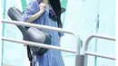 Tampil menawan dengan busana casual, simple dress bermotif kotak dengan detail pada bagian pita di kerah pada busana Hye Sun ini juga bisa dijadikan insprirasi. Dalam penampilannya, Hye Sun bahkan memilih menggunakan sepatu sneakers agar lebih nyaman. (Liputan6.com/IG/@shinhs831)