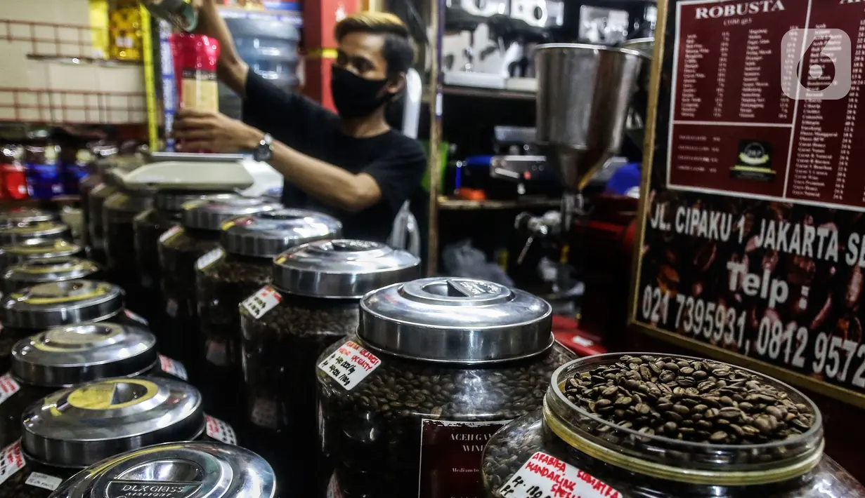 Aktivitas pekerja di salah satu gerai kopi di kawasan Jakarta, Rabu (24/3/2021). Tahun ini pemerintah menargetkan produksi kopi nasional sebesar 834.750 ton, naik dari tahun lalu sebanyak 769,7 ribu ton. (Liputan6.com/Johan Tallo)