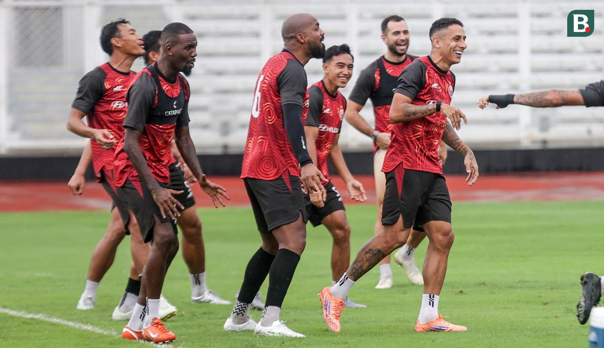 Sejumlah pemain Persija Jakarta melakukan latihan resmi menjelang laga BRI Super League 2025/2026 melawan Persijap Jepara di Stadion Madya, Senayan, Jakarta, Jumat (02/01/2026). (Bola.com/Abdul Aziz)
