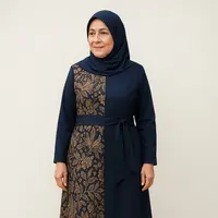 Gamis batik untuk ibu-ibu berusia 50 tahun dengan kombinasi kain polos.