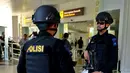 Dua personil kepolisian bersenjata berjaga di Bandara Ngurah Rai, Denpasar, Bali, Jumat (15/1). Pasca peristiwa serangan di Sarinah, Jakarta, pengelola Bandara Internasional I Gusti Ngurah Rai, Bali perketat pengamanan. (AFP PHOTO/Sonny Tumbelaka)