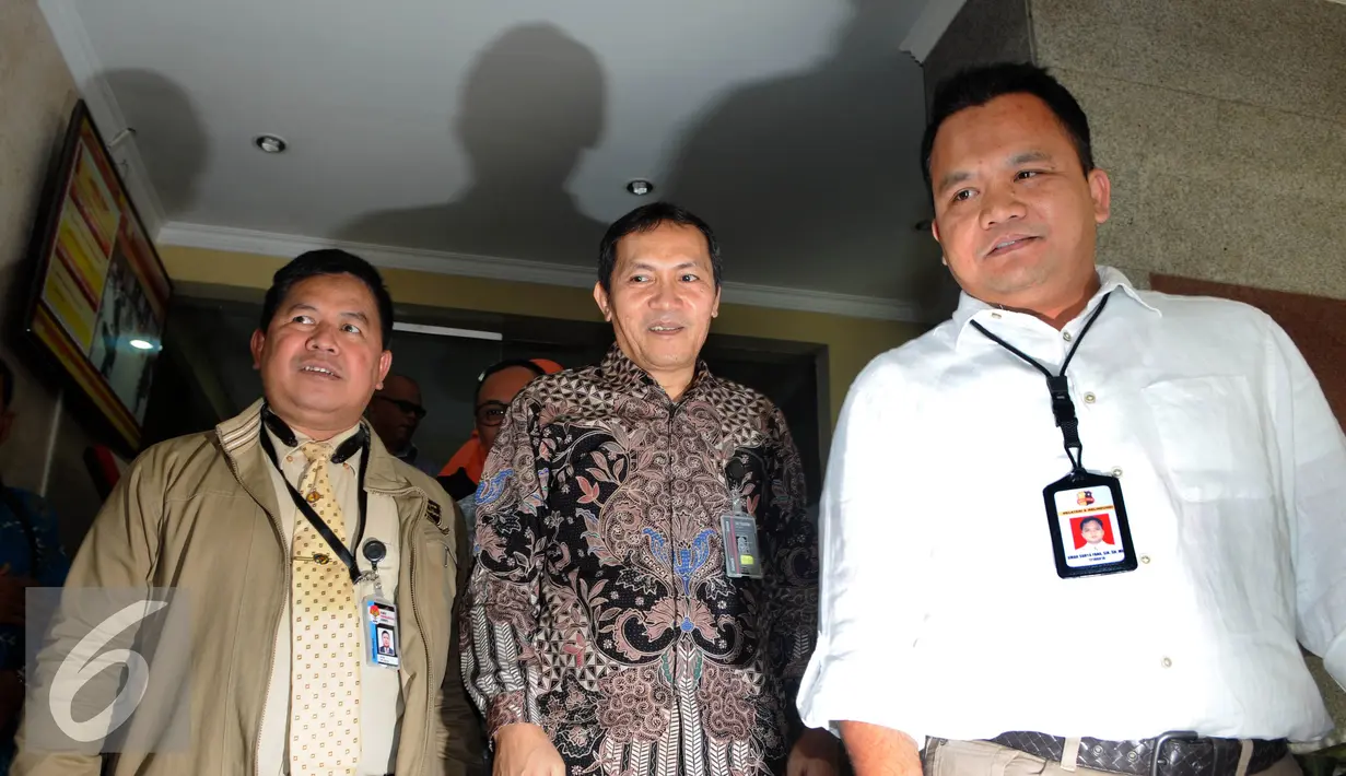 Wakil Ketua KPK, Saut Situmorang usai menjalani pemeriksaan di Gedung Bareskrim Polri, Jakarta, Kamis (16/6). Saut diperiksa sebagai saksi dalam kasus dugaan pencemaran nama baik atau penghinaan terhadap HMI. (Liputan6.com/Helmi Afandi)