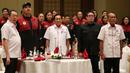 <p>Ketua Umum PBVSI, Imam Sudjarwo (tengah kanan) dan Menpora Dito Ariotedjo&nbsp;menyanyikan lagu Indonesia Raya saat Penyambutan Timnas Voli Indonesia untuk SEA Games 2023 Kamboja dan Perkenalan Pengurus Pusat PBVSI masa Bakti Tahun 2023-2027 yang berlangsung di Hotel Sultan, Jakarta, Rabu (24/05/2023). (Bola.com/Bagaskara Lazuardi)</p>