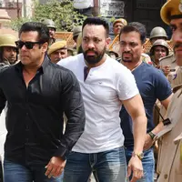 Mereka juga membawa poster yang bertuliskan 'Kami mendukung Salman Khan. Kami mencintai Salman Khan'. Kabarnya para penggemar juga bernyanyi-nyanti saat sang aktor pujaan tiba di rumahnya. (AP/Sunil Verma)