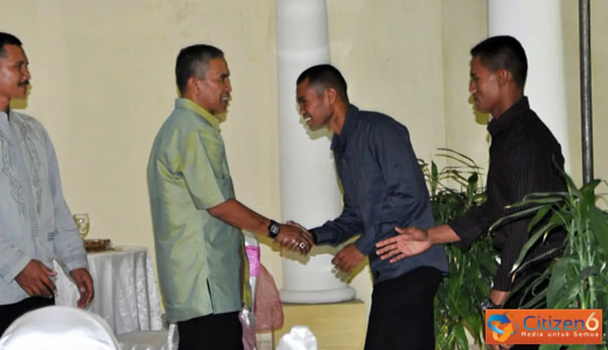 Citizen6, Surabaya: Dalam memperingati Idul Fitri 1432 Hijriah, Komandan Pasmar-1 Brigadir Jenderal TNI A Faridz Washington, menggelar Open House di kediaman Danpasmar-1, Jalan Embong Kenongo, Surabaya, Jawa Timur, Kamis (1/9). (Pengirim: Budi Abdillah)