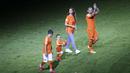 Pemain Belanda, Wesley Sneijder, bersama keluarga usai menjalani laga terakhir bersama timnas Belanda di Stadion Johan Cruijff, Amsterdam, Kamis (6/9/2018). Sneijder telah mencatatkan 134 penampilan dan menyumbang 31 gol. (AP/Peter Dejong)