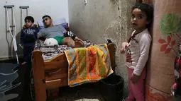 Atlet sepeda asal Palestina, Alaa Al-Daly yang kehilangan kakinya ketika ditemui di rumahnya di Rafah, Jalur Gaza, 19 April 2018. Alaa Al-Daly kehilangan kakinya setelah ditembak tentara Israel saat aksi protes The Great March of Return. (AFP/SAID KHATIB)