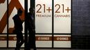 Dua orang warga melintas di toko Shango Cannabis, Oregon, AS, Kamis (1/10/2015). Oregon adalah negara ketiga di AS yang melegalkan penjualan ganja untuk orang dewasa. (Reuters/ Steve DiPaola)