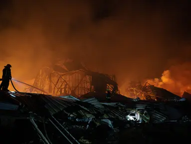 Petugas pemadam kebakaran Ukraina memadamkan kebakaran di sebuah gudang setelah serangan drone Rusia di wilayah Kyiv, Ukraina, pada 20 September 2026, di tengah invasi Rusia ke Ukraina.(Genya SAVILOV / AFP)