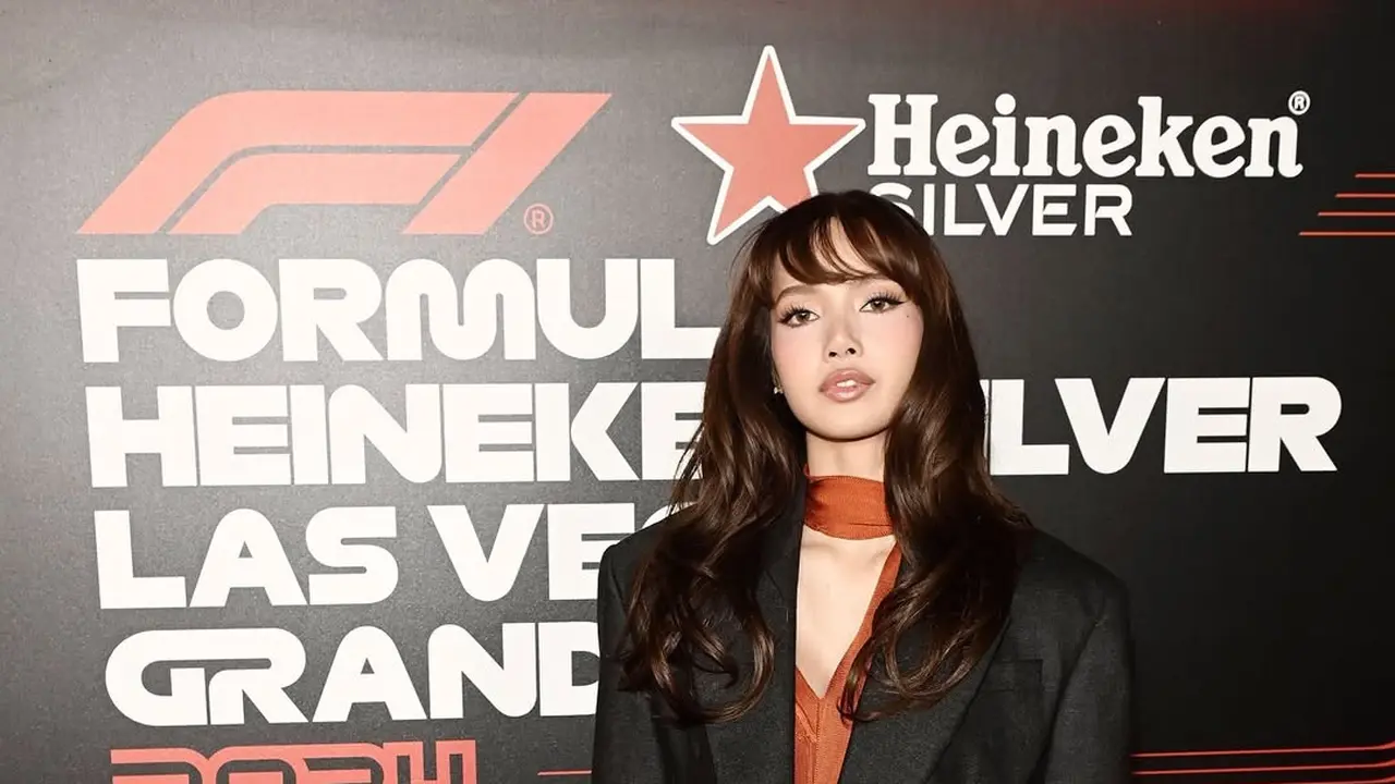 6 Penampilan Chic Lisa BLACKPINK di Las Vegas F1 Grand Prix dengan Busana Serba Ferrari