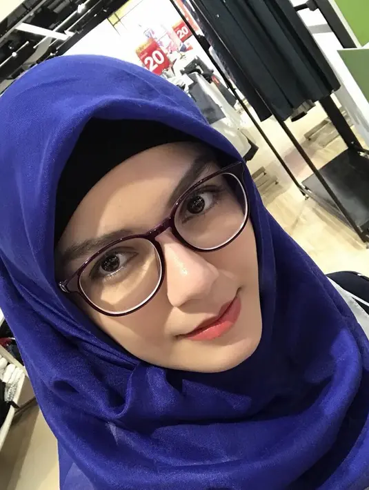 "emang pernah dpt apa gw dari ray? Lo gw suruh jawab aja ga pernah bisa.. hahhahaha... apaa?? Rumah? Mobil? Resepsi mewah? Atau apaa??? ga nafsuuuu gw sm duit loooo....," tulisnya pada 17 Desember 2017. (Instagram/nadya_almira)