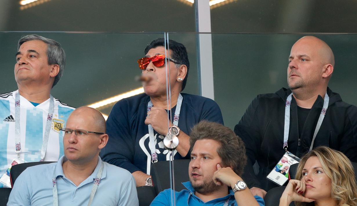 Gaya mantan bintang sepak bola, Diego Maradona (tengah atas) saat menyaksikan laga antara Argentina dan Islandia dalam penyisihan Grup D Piala Dunia 2018 di Stadion Spartak, Moskow, Rusia, Sabtu (16/6). (AP Photo/Ricardo Mazalan)