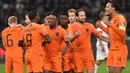 Para pemain Belanda merayakan gol yang dicetak Georginio Wijnaldum pada laga Kualifikasi Piala Eropa 2020 di Minsk, Minggu (13/10). Belarusia kalah 1-2 dari Belanda. (AFP/Sergei Gapon)