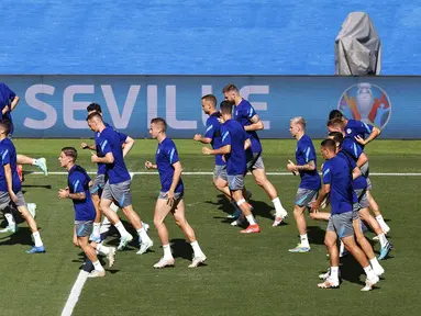 Pemain Slovakia berlari saat sesi latihan di Stadion La Cartuja, Seville, Spanyol, Selasa (22/6/2021). Slovakia akan menghadapi Spanyol pada pertandingan Grup E Euro 2020, Rabu 23 Juni 2021. (Jose Manuel Vidal/Pool via AP)
