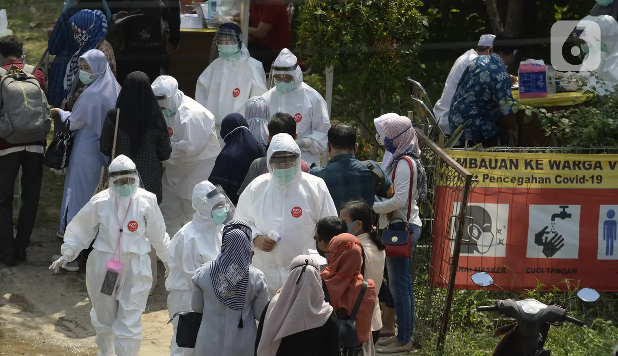 Suasana pelaksanaan swab test terhadap warga di Balai RW 20, Villa Dago, Pamulang, Tangerang Selatan, Banten, Jumat (17/7/2020). Swab test gratis yang dilakukan seiring meningkatnya kasus COVID-19 tersebut diikuti 200 warga dari beberapa RW di Benda Baru. (merdeka.com/Dwi Narwoko)