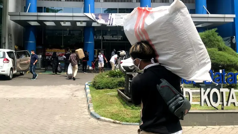 2 RSUD di wilayah Tangerang mendapat bantuan ratusan baju hazmat dan kacamata pelindung.