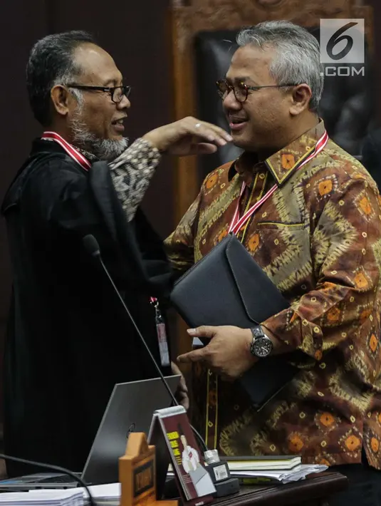Ketua KPU Arief Budiman (kanan) berbincang dengan pemohon Ketua Tim Hukum Prabowo-Sandiaga, Bambang Widjojanto sebelum sidang sengketa Pilpres 2019 di Gedung MK, Jakarta, Selasa (18/6/2019). Sidang beragendakan mendengarkan jawaban dari termohon. (Liputan6.com/Faizal Fanani)