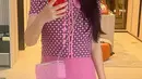 Istri Christian Sugiono ini juga tampil dengan setelan pink, terdiri dari atasan berkerah dan berkancing dengan lengan pendek bermotif dipadu mini skirt warna pink. [@titi_kamall]