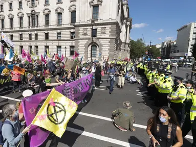 Para pengunjuk rasa mengikuti demonstrasi bertajuk Extinction Rebellion di London, Inggris  (1/9/2020). Berdasarkan rencana kelompok pegiat lingkungan Extinction Rebellion, para aktivis mereka memblokade sejumlah ruas jalan di London, Manchester, dan Cardiff pada 1 September. (Xinhua)